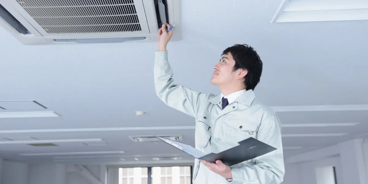 HVAC technician servicing an outdoor air conditioning unit in Florida